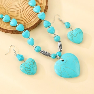 Nahaufnahme eines Boho-Schmucksets mit herzförmigem Türkis-Anhänger und Perlenkette