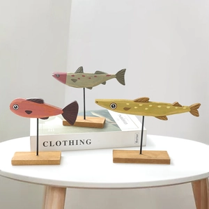 Set mit drei nordischen handgefertigten Holzfisch-Dekofiguren auf Metallsockeln