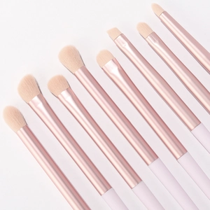 Détail du set de 8 pinceaux de maquillage avec embouts or rose et poils beige soyeux