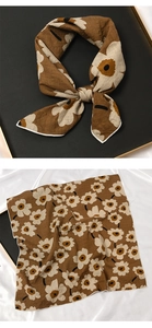 Détail d'un carré de coton et lin marron avec motif floral foncé sur tissu de soie