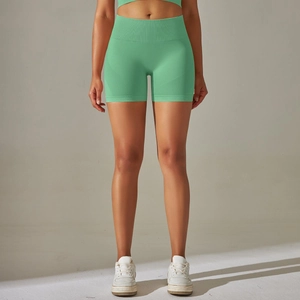 Détail du tissu en maille côtelée du short de yoga sans couture vert fruit taille haute