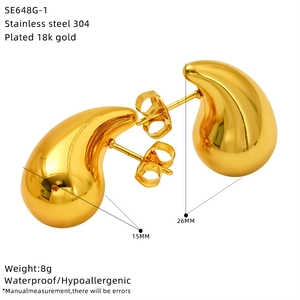Détail des boucles d'oreilles gouttes creuses plaquées or 18k de 15 mm par 26 mm