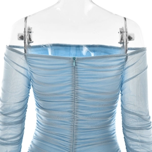 Détail du dos de la robe en maille bleue avec tissu froncé et fermeture éclair invisible