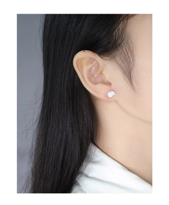 Nahaufnahme des minimalistischen S925 Sterling Silber Schnecken Ohrsteckers am Ohr