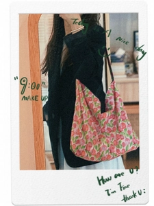 Detalle de bolso tote de algodón rosa con estampado de flores y gran capacidad interior