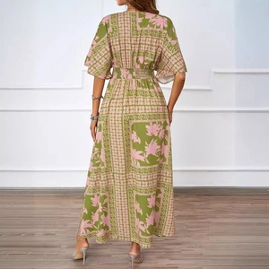 Abito lungo estivo con scollo a V e stampa floreale verde e rosa con vita elastica