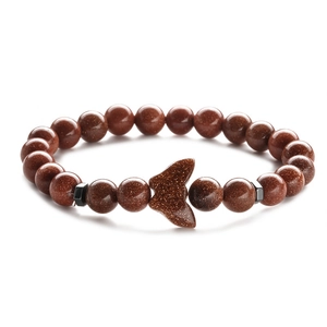 Macro di bracciale in pietra arenaria marrone con ciondolo a forma di pipistrello