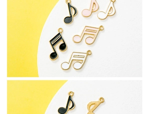 Dettaglio macro di ciondoli a nota musicale in smalto colorato con cornice dorata