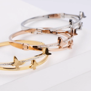 Bracelets papillon en acier titane poli en finitions or, or rose et argent