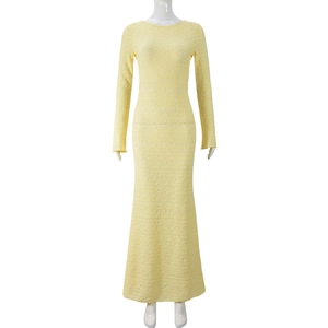 Gros plan sur la dentelle jaune pâle et le tissage au crochet de la robe dos nu