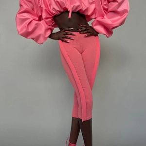 Tenue rose pour femme avec haut à manches bouffantes et pantalon court en maille côtelée