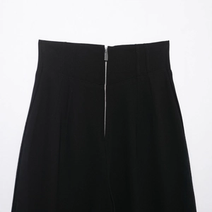 Schwarze Damenhose mit hoher Taille und einem detaillierten silbernen Metallreißverschluss