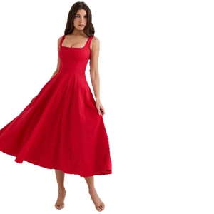 Robe mi-longue rouge sans manches avec dos nu, col carré et taille cintrée pour femme