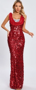 Détail de robe rouge à paillettes avec col bénitier et reflets argentés brillants