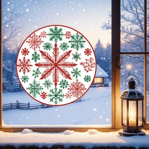 Gemütliche Winterszene mit roten und grünen Schneeflocken-Fensterbildern und Vintage-Laterne