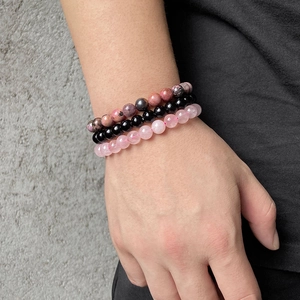 Set aus drei 8mm Naturstein-Perlenarmbändern mit Rosenquarz und Achat am Handgelenk