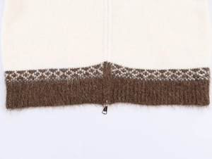 Detail der Strickjacke mit Jacquard-Rautenmuster und silbernem Metallreißverschluss