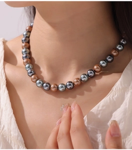 Primo piano di una collana di perle multicolore da 8-10mm in grigio, blu e bronzo