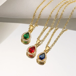 Colliers élégants avec pendentifs en forme de goutte en or et zircons colorés