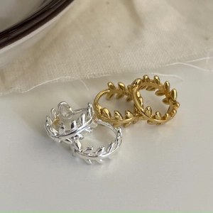 Gros plan de boucles d'oreilles en argent S925 avec motif d'épis de blé en or et argent
