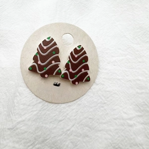 Boucles d'oreilles sapin de Noël en acrylique marron avec motifs sur carte tendance