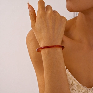 Gros plan d'un bracelet anneau en acrylique ambré translucide avec dentelle élégante