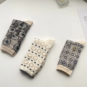 Calze vintage in cotone lavorato a maglia con fiori grigi, beige e viola a motivi