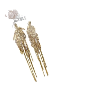 Eleganti orecchini a nappa dorati con strati di foglie e lunghe catenine sottili su bianco