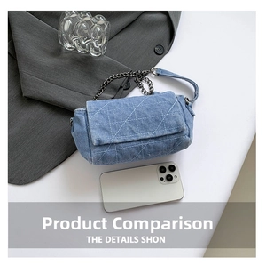 Dettaglio di una piccola borsa in denim blu con cuciture a rombi e catena, accanto a uno smartphone