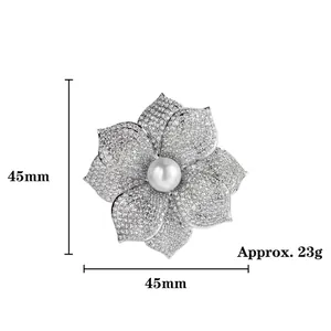 Broche fleurie de 45 mm avec pétales pavés de zircons et une perle d'eau douce centrale