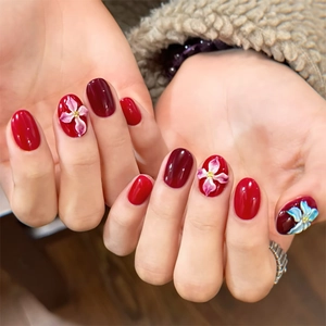 Unghie Finte a Pressione Corte Tonde Bordeaux Con Fiori in Rilievo 3D Rosso Vino Lucido Unghie Finte per Donna Manicure Decorativo