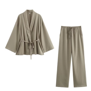Damen Lounge-Set in Khaki mit Wickeloberteil und Kordelzughose im minimalistischen Stil