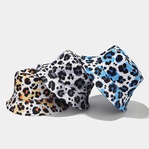 Tre cappelli alla pescatora leopardati in tonalità marrone, grigio e blu vivace