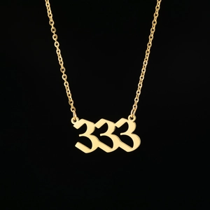 Vue détaillée du pendentif chiffre ange 333 doré style gothique avec chaîne à mailles