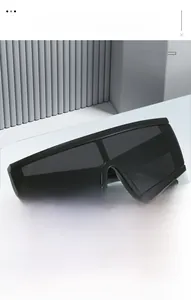 Detailansicht der schwarzen futuristischen Oversize-Sonnenbrille mit geometrischem Design
