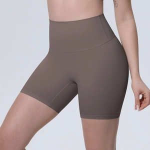 Gros plan sur un short de yoga marron foncé à taille haute avec ceinture large