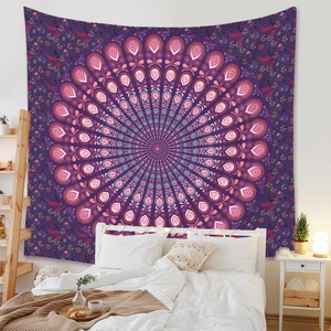 Détail d'une tapisserie mandala bohème violette et rose suspendue dans une chambre