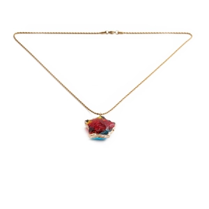 Detail van de gouden getwiste touwketting en veelkleurige sterhanger met gouden rand