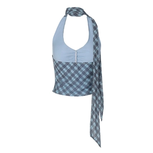 Vue détaillée du motif à carreaux et du design dos nu de ce haut ajusté bleu clair