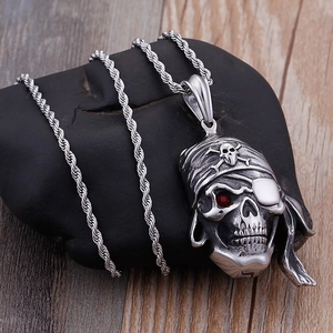 Pendentif crâne pirate vintage avec pierre rouge et chaîne torsadée argentée