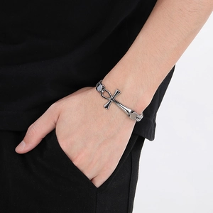 Poliertes Ankh-Armband aus silbernem Edelstahl, getragen von einem männlichen Model