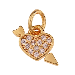 Pendentif cœur en or avec zircons étincelants sur un fond blanc minimaliste élégant