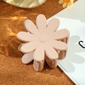 Matte hautfarbene Gänseblümchen-Haarklammer für Damen, stilvolles Haar-Accessoire