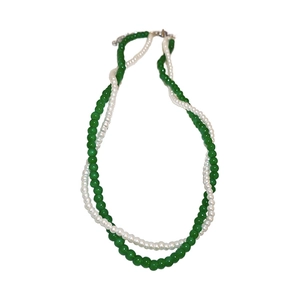 Double-layer twisted beaded necklace with green jade-like and white pearl beads