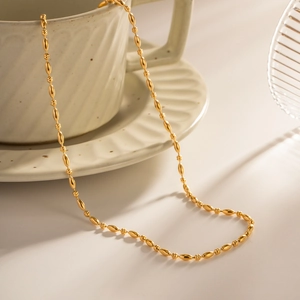Dettaglio collana in acciaio inossidabile placcato oro 18K con maglie a sfere ovali