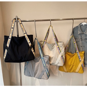 Sacs cabas en toile de grande capacité en noir, gris, beige et jaune alignés