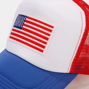 Detail der US-Flaggen-Stickerei auf der rot-blauen atmungsaktiven Mesh-Trucker-Kappe