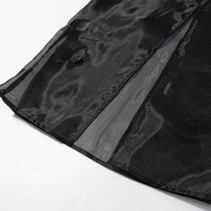 Detalle de primer plano de tela de malla negra semitransparente con aplicaciones florales 3D