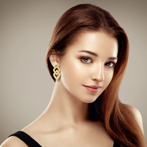 Elegant 18K gold-plated double layered square earrings with pearls on female model