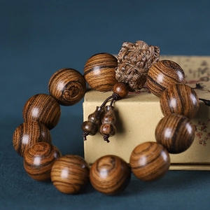 Détails des perles en bois de santal peau de tigre avec bête gravée et petits pendentifs
